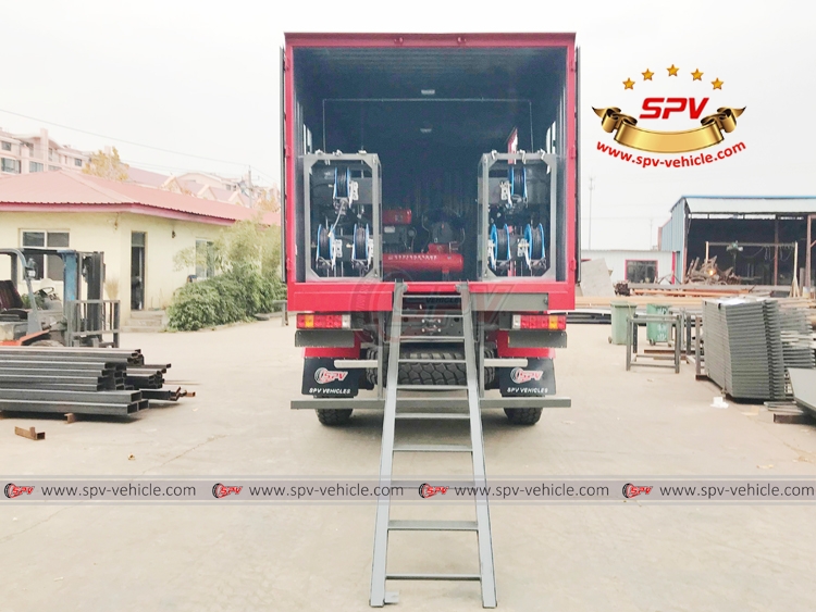 Off-road Lubrication Truck Sinotruk - B